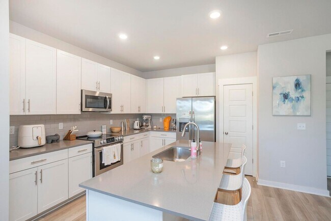 Building Photo - 517 Swanholme Dr