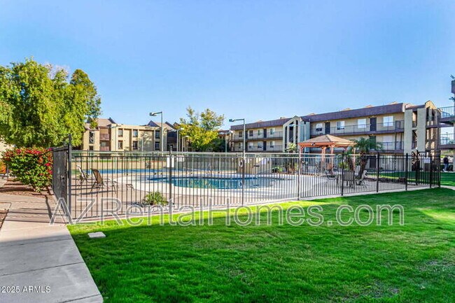 Building Photo - 461 W Holmes Ave