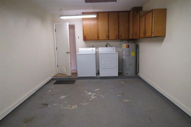 Building Photo - Awesome Townhouse with a Garage!