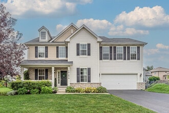 Building Photo - 16W674 Hawthorne Ct