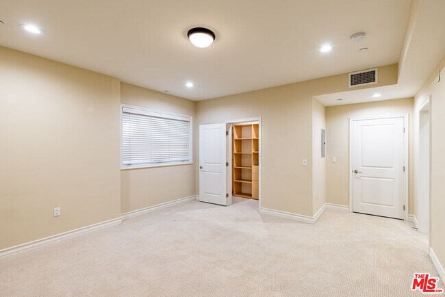 Building Photo - 2347 Fox Hills Dr