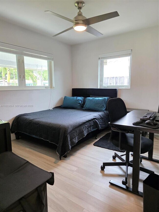 Building Photo - 250 NE 42nd St