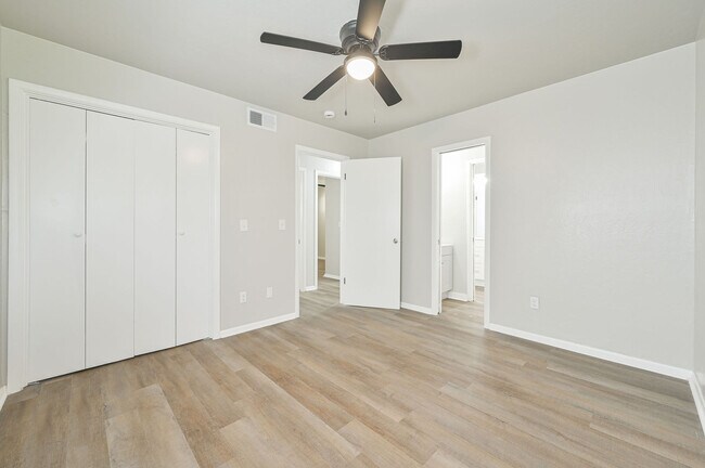 Building Photo - 1021 W Woodcrest Dr