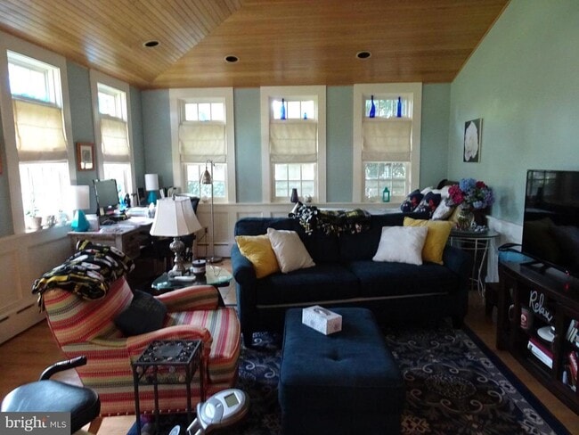 Building Photo - 411 Delaware St