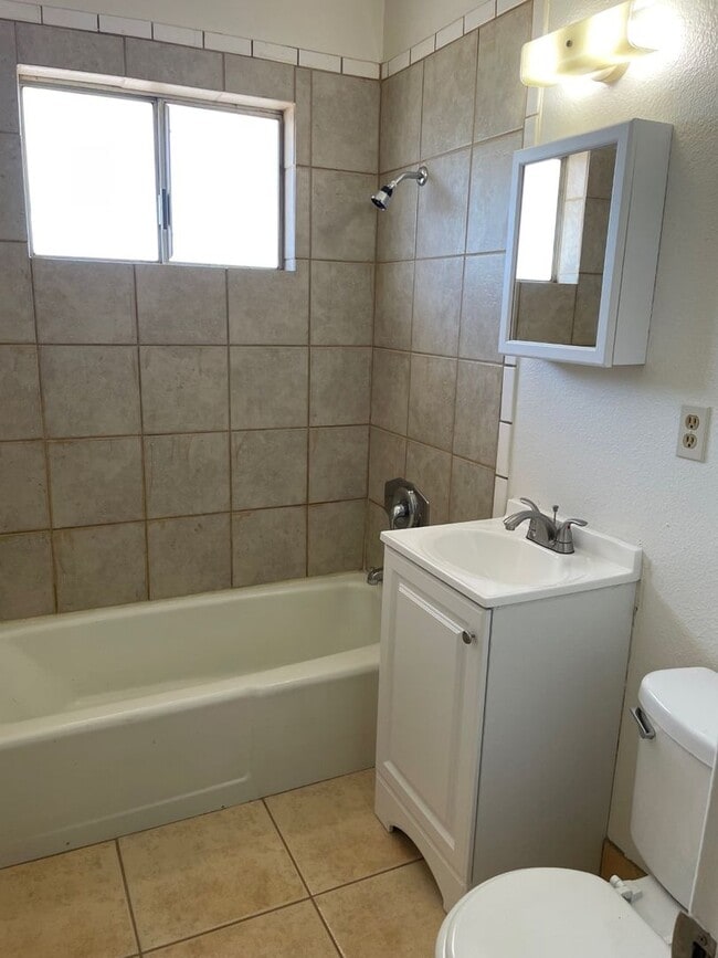 Building Photo - KIOW2332