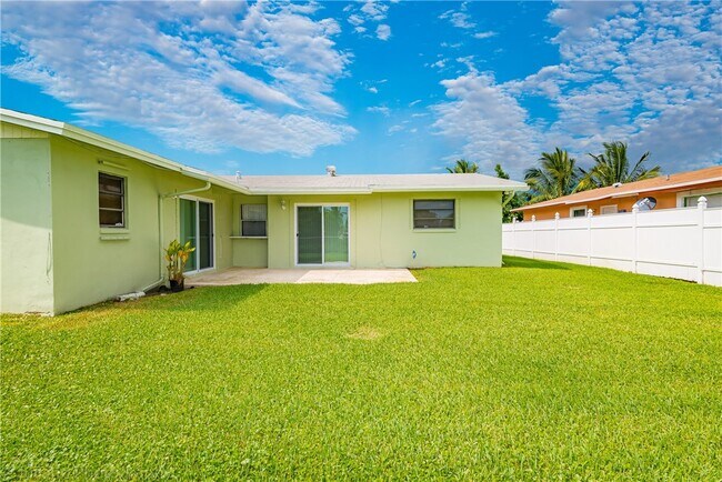 Building Photo - 5051 N Hwy A1A
