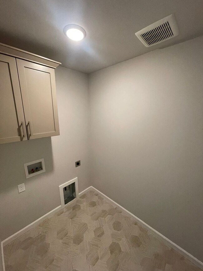 Building Photo - ** MOVE IN SPECIAL!** Must See in NE Albany!