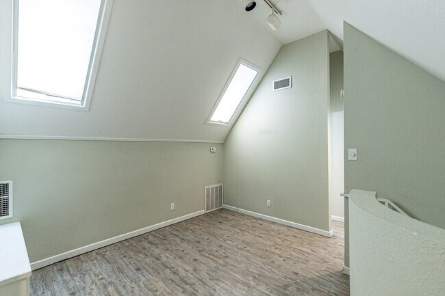 Building Photo - Large 2 story Home
