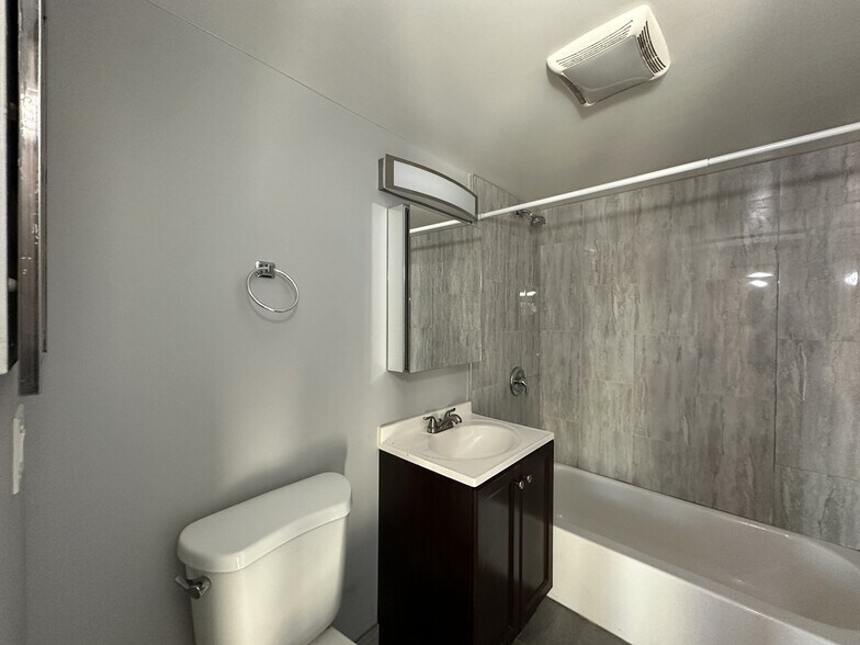 Building Photo - 1026 S River Rd