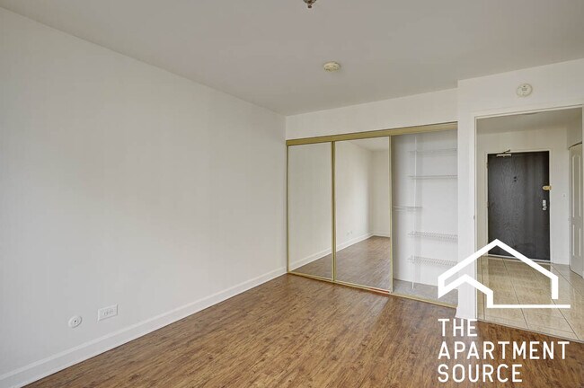 Building Photo - 1000 N La Salle Dr