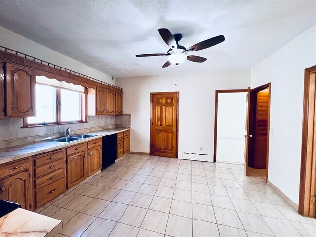 Building Photo - 34 Medford St