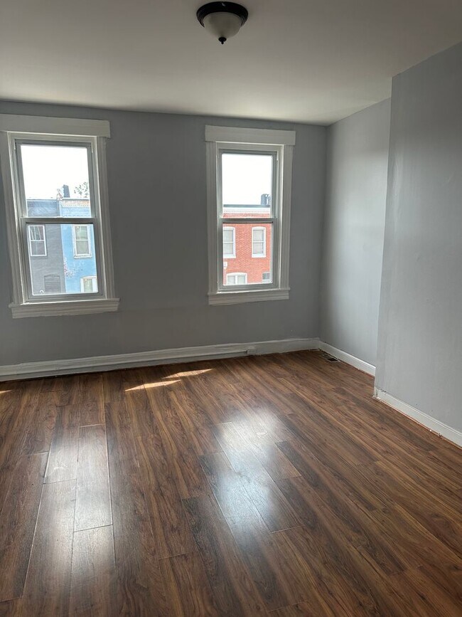 Building Photo - Spacious Rooms! Hardwood Flooring Througho...