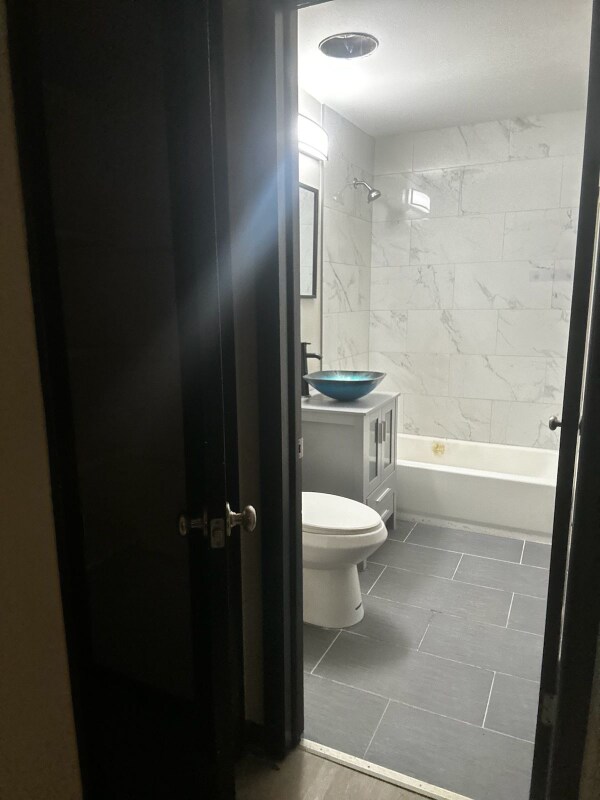 Building Photo - 1379 River Dr