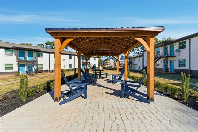 Primary Photo - 558 College St