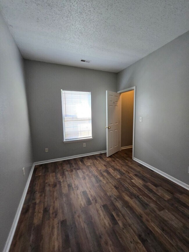Building Photo - Westside Beautiful Updated 3 Bedroom Home near Raceway Rd and E County Rd 100 S
