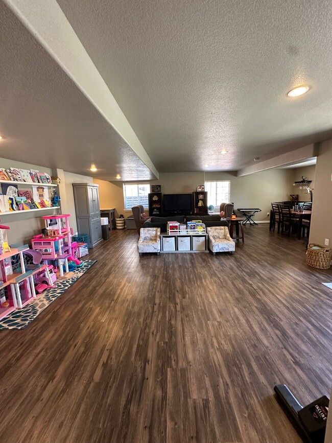 Building Photo - 8075 Cinnamon Ct
