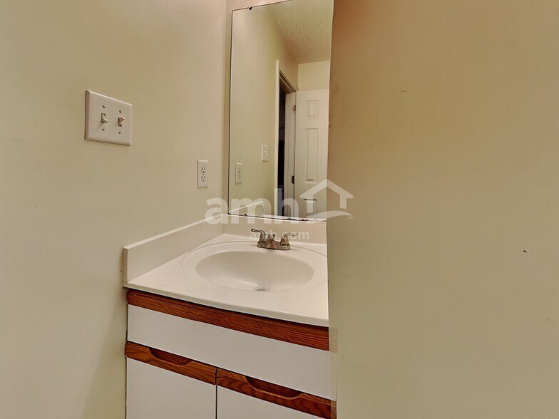 Building Photo - 1617 Oak Knoll Ln