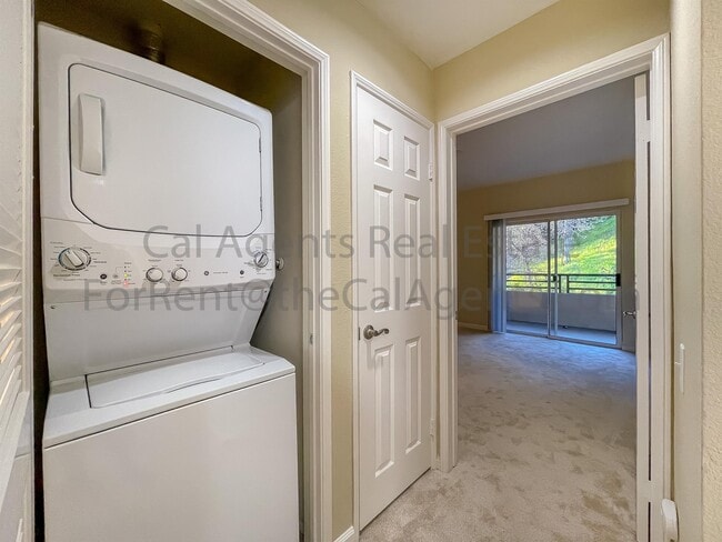 Building Photo - 260 Caldecott Ln