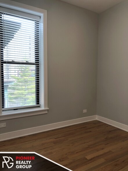 Building Photo - 354 W Dickens Ave