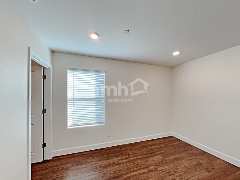 Building Photo - 5919 W Columbine Dr