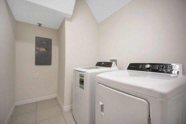 Building Photo - Spacious 3-Bdrm Townhome in Orlando's Gated Westwood Community - Available Now!