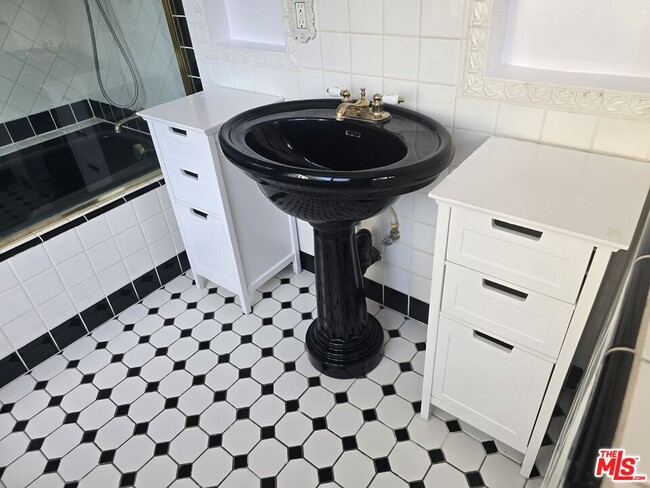 Building Photo - 317 S Norton Ave