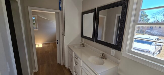 Building Photo - 7619 Parkview Dr