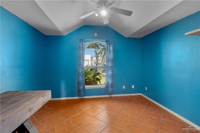 Building Photo - 24 Date Palm St