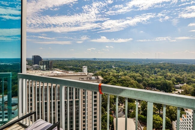 Building Photo - Luxury 28th Floor 2 Bedroom Condo For Leas...