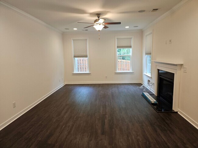 Building Photo - Beautiful unfurnished 3 bed 2.5 bath home ...