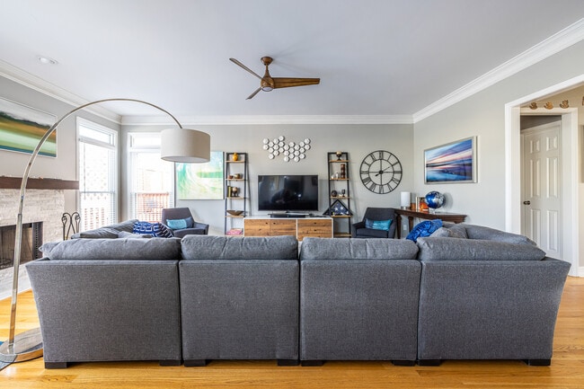 Building Photo - 2454 Vivian Cir