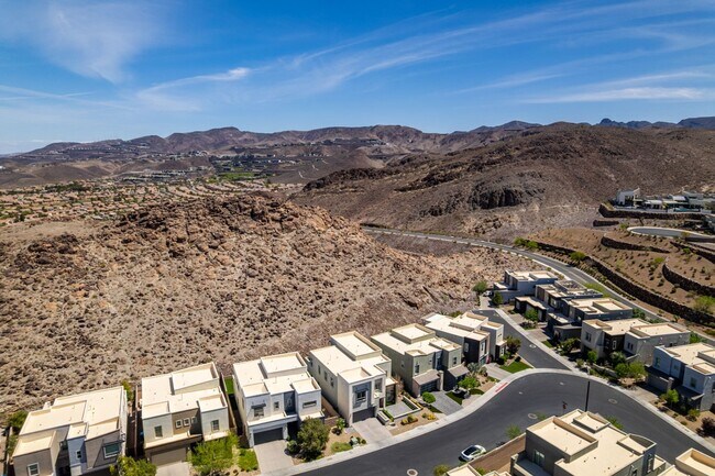 Building Photo - Luxury Rental with Mountain Views in Gated Henderson Community