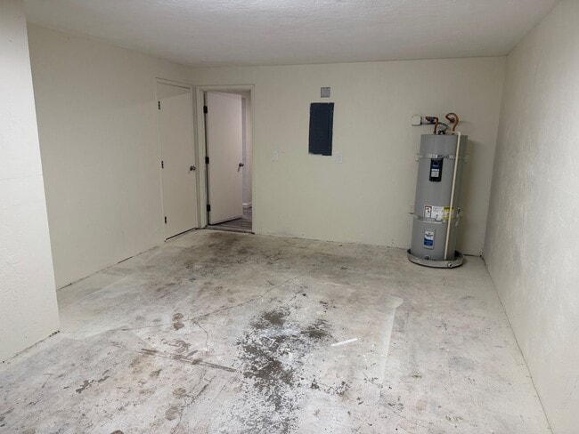 Building Photo - Beautifully updated 2 bedroom 1.5 bath duplex in Springfield!