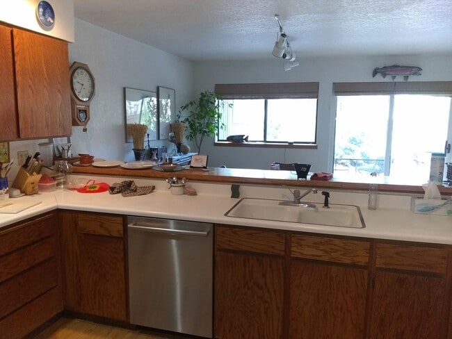 Building Photo - 7 month Lease -3bd/2.5ba Fully Furnished S...