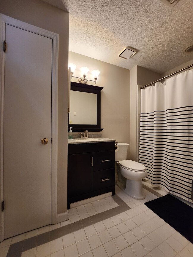Building Photo - Charming 3 bedroom house near buck lake fo...