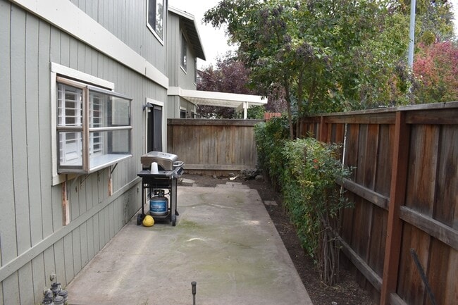 Building Photo - 4727 E Alamos Ave