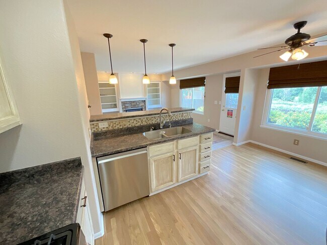 Building Photo - 4 Bedroom Home Available Near Constitution...