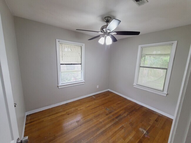 Building Photo - Three Bedroom One Bathroom Cottage in Palmetto Park, St. Petersburg