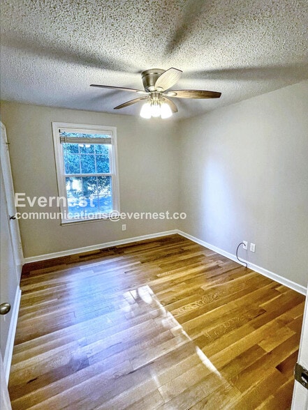 Building Photo - 206 E Hillcrest Dr