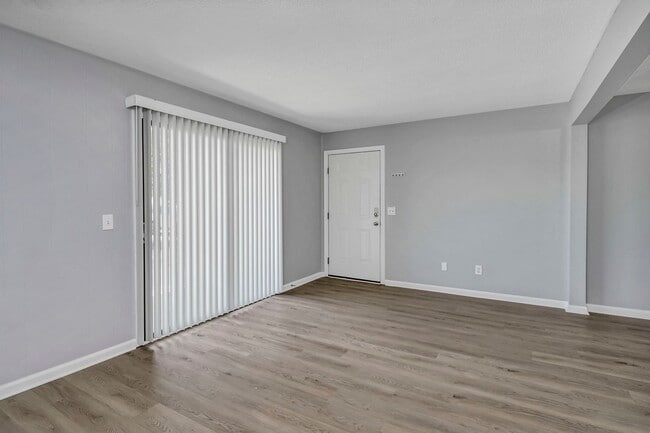 Building Photo - Walkable Downtown Lexington Living in Shadow Moss | Ground-Floor 2BR Retreat - Water sewer & tras...