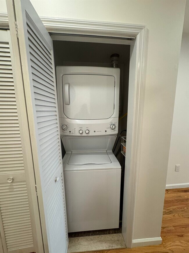 Building Photo - 142 Webster Ave