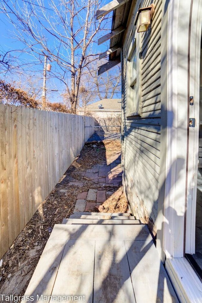 Building Photo - Charming 3/1 Near TU! Make this your new home!