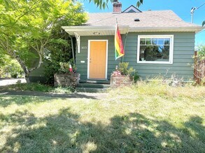 Building Photo - Charming Montavilla bungalow, 3 bed, 2 bat...