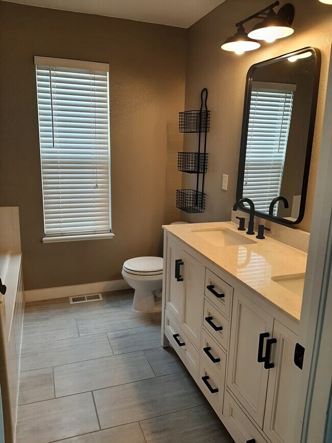 updated 5 piece bath - 14219 Woodrock Path