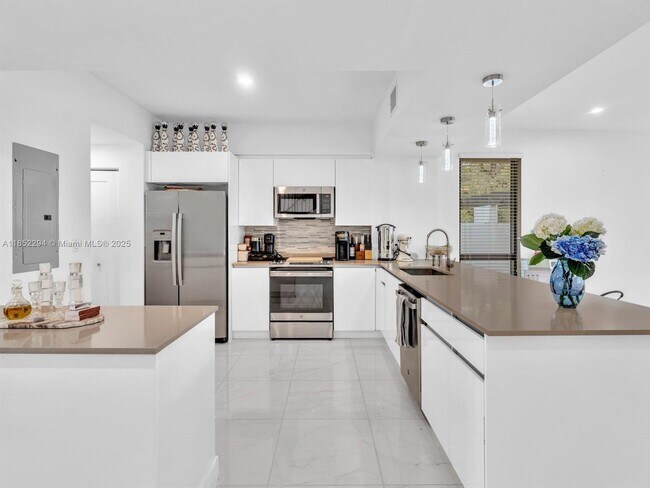 Building Photo - 4110 N Oak Pl