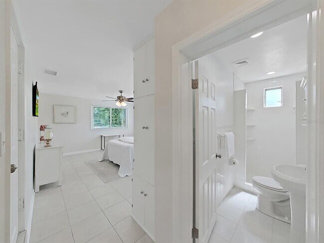 Building Photo - 4610 W Bay Villa Ave