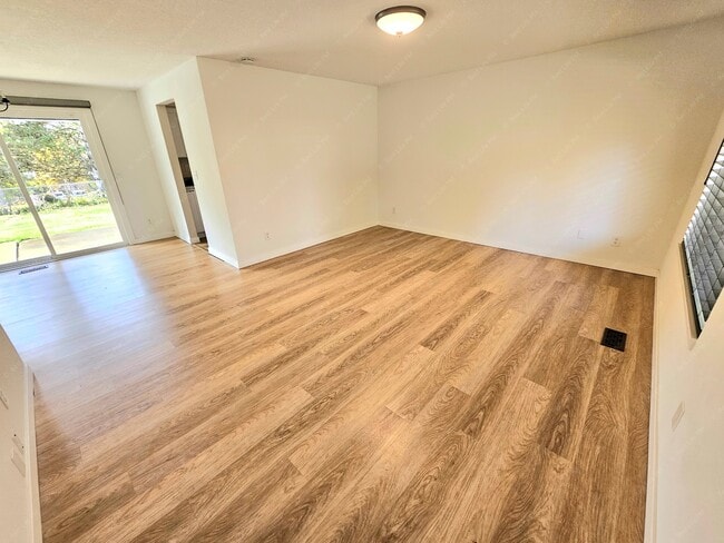 Building Photo - 7739 SE 101st Ave