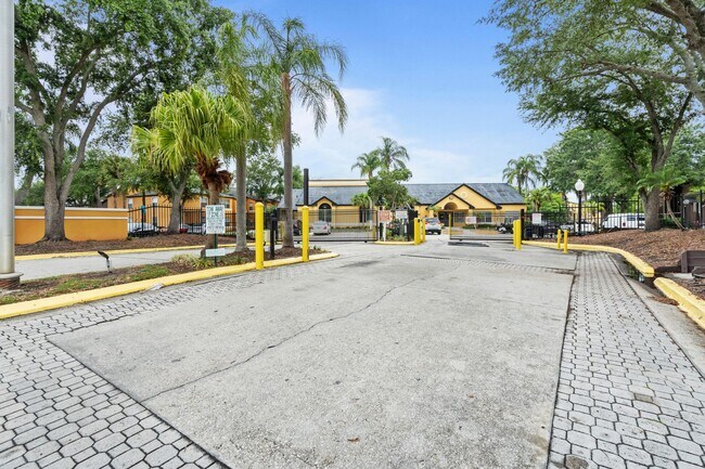 Building Photo - VENETIAN PLACE - 2nd floor • 1 BR 1 Bath - 735 ft²