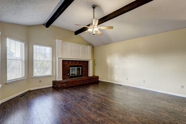 Building Photo - 3 Bed 2 Bath in OKC!
