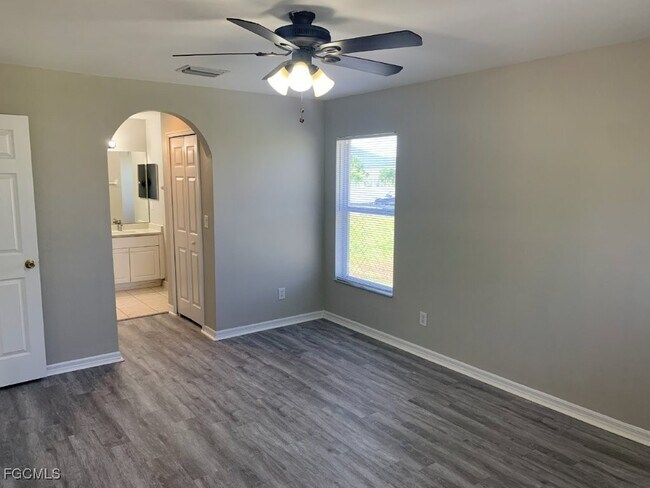 Building Photo - 703 SW 22nd St